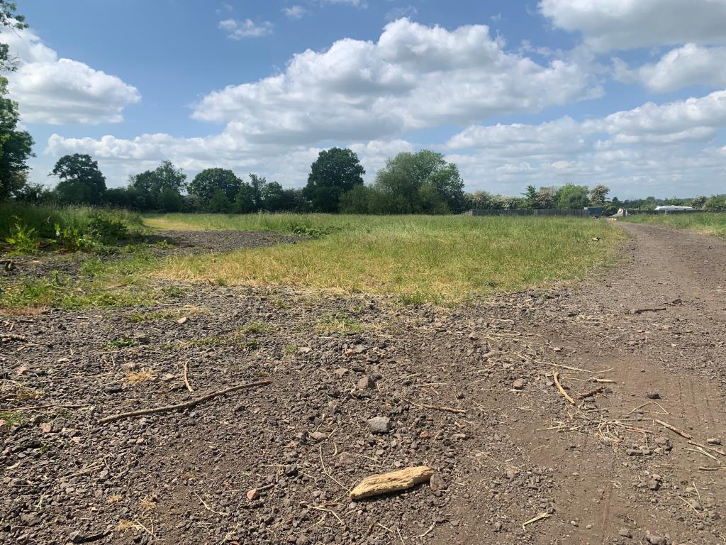 Lot: 129 - LAND FOR TRAVELLER OCCUPATION WITH PLANNING FOR TRAVELLER AND TOURER PITCHES, DAY ROOM AND STABLES - General view of land